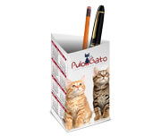CALENDÁRIOS E FOLHINHAS 2025 CALENDÁRIO DE MESA PORTA CANETAS VERTICAL COUCHÊ 250G VERNIZ UV TOTAL FRENTE