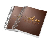 AGENDAS, CADERNOS E APOSTILAS CADERNETA CAPA MALEÁVEL WIRE O MIOLO PERSONALIZADO ABERTURA HORIZONTAL CAPA COUCHÊ 300G E MIOLO AP 75G LAM FOSCA FR E HOTSTAMPING FR 48 FOLHAS 105X150MM - 4X0 - 10unid - CW3HS10C