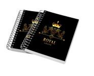 AGENDAS, CADERNOS E APOSTILAS CADERNETA CAPA MALEÁVEL WIRE O MIOLO PERSONALIZADO ABERTURA HORIZONTAL CAPA COUCHÊ 300G E MIOLO AP 75G LAM FOSCA FR E HOTSTAMPING FR 48 FOLHAS 105X150MM - 4X0 - 50unid - CW3HS50C