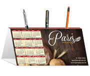 CALENDÁRIOS E FOLHINHAS 2025 CALENDÁRIO DE MESA PORTA CANETAS HORIZONTAL COUCHÊ 300G LAM FOSCA FRENTE