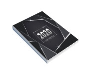 AGENDAS, CADERNOS E APOSTILAS CADERNETA CAPA BROCHURA E COLA MIOLO PERSONALIZADO ABERTURA HORIZONTAL CAPA COUCHÊ 250G E MIOLO AP 75G LAM FOSCA FR E HOTSTAMPING FR 48 FOLHAS 105X150MM