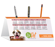CALENDÁRIOS E FOLHINHAS 2025 CALENDÁRIO DE MESA PORTA CANETAS HORIZONTAL COUCHÊ 300G VERNIZ UV TOTAL FRENTE - 4X0 - 2000unid - 11011C
