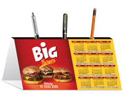 CALENDÁRIOS E FOLHINHAS 2025 CALENDÁRIO DE MESA PORTA CANETAS HORIZONTAL COUCHÊ 300G VERNIZ UV TOTAL FRENTE - 4X0 - 500unid - 11015